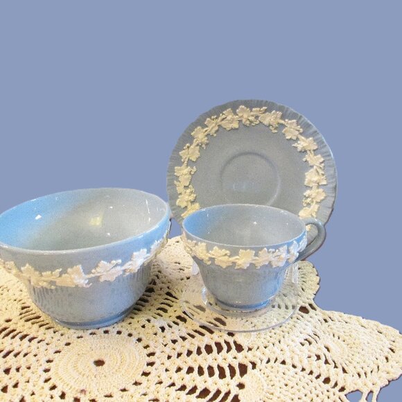 Wedgwood 3 piece set Etruria & Barlaston made in England Embossed Queensware bow - Picture 2 of 11